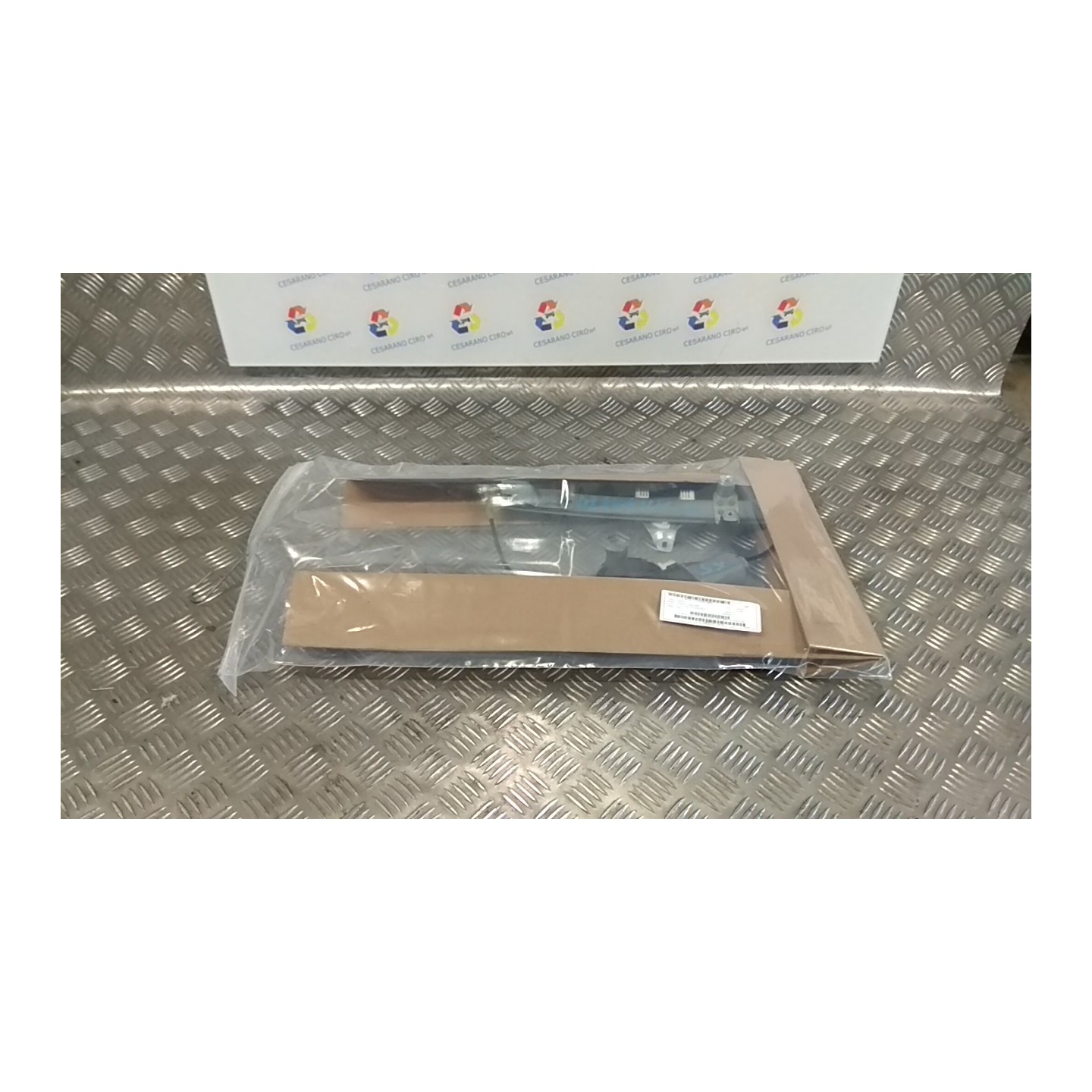 ALZACRISTALLO ELETTR. PORTA POST. C/MOTORINO SX. 043 NISSAN QASHQAI (J10E/JJ10E) (02/07-12 K9K 82701JD40A