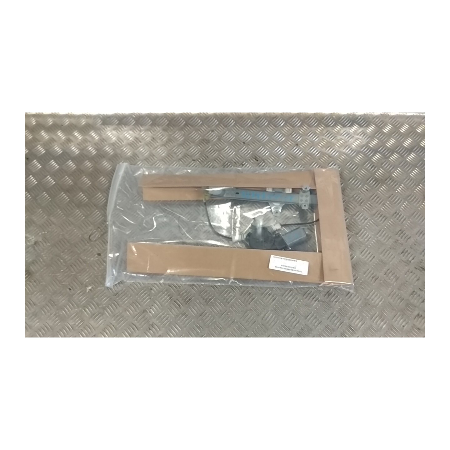 ALZACRISTALLO ELETTR. PORTA POST. C/MOTORINO SX. 043 NISSAN QASHQAI (J10E/JJ10E) (02/07-12 K9K 82701JD40A