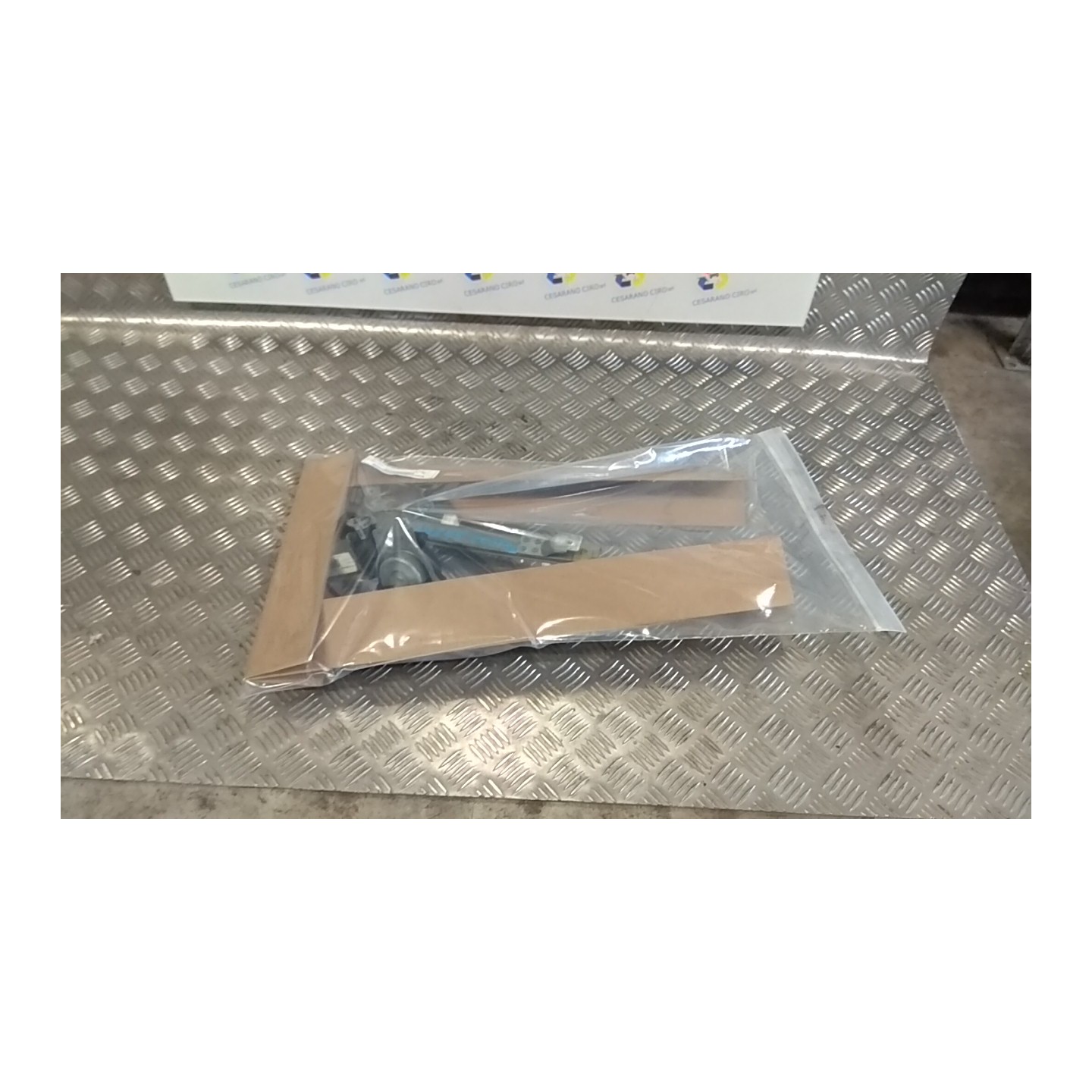 ALZACRISTALLO ELETTR. PORTA POST. C/MOTORINO DX. 044 NISSAN QASHQAI (J10E/JJ10E) (02/07-12 K9K 82700JD40A