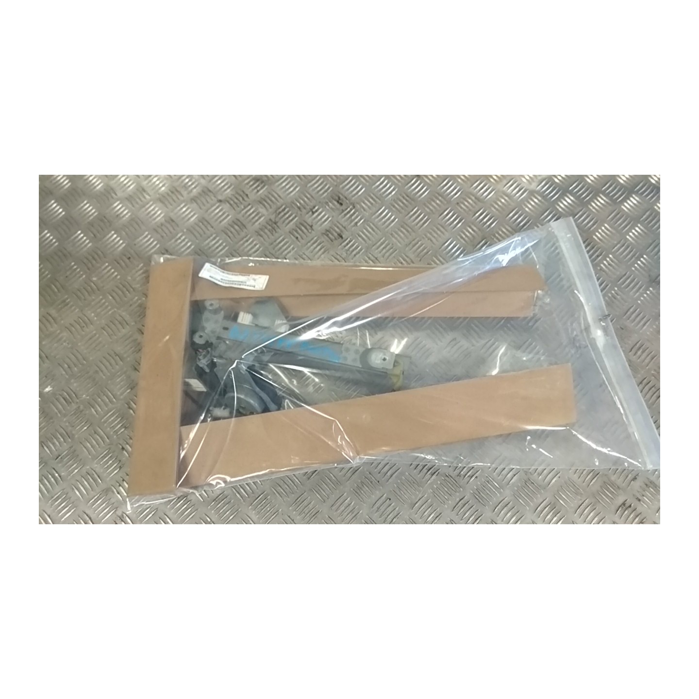 ALZACRISTALLO ELETTR. PORTA POST. C/MOTORINO DX. 044 NISSAN QASHQAI (J10E/JJ10E) (02/07-12 K9K 82700JD40A