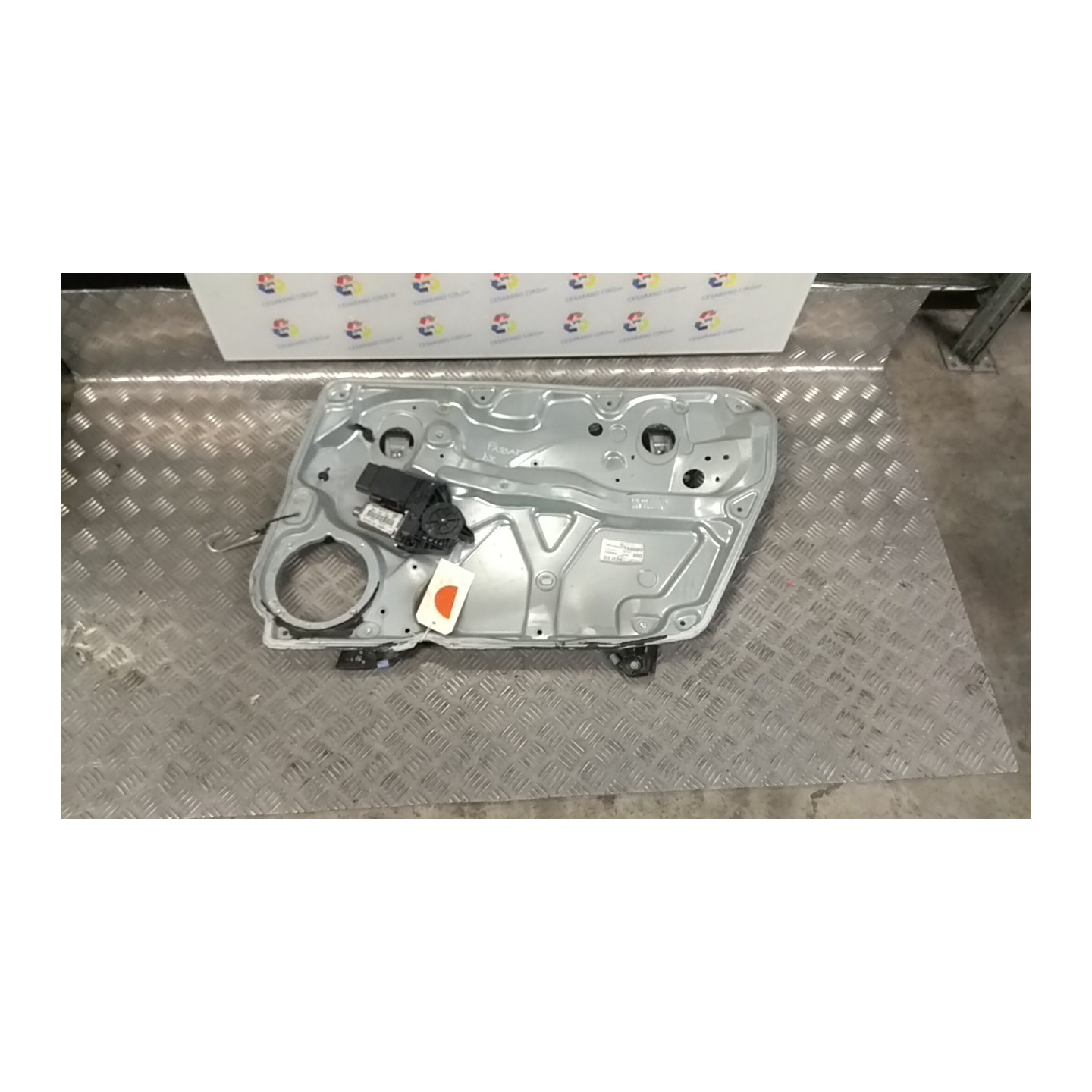 ALZACRISTALLO ELETTR. PORTA ANT. DX. 038 VOLKSWAGEN PASSAT (3B) (10/00-03/06) AWX 3B1837462