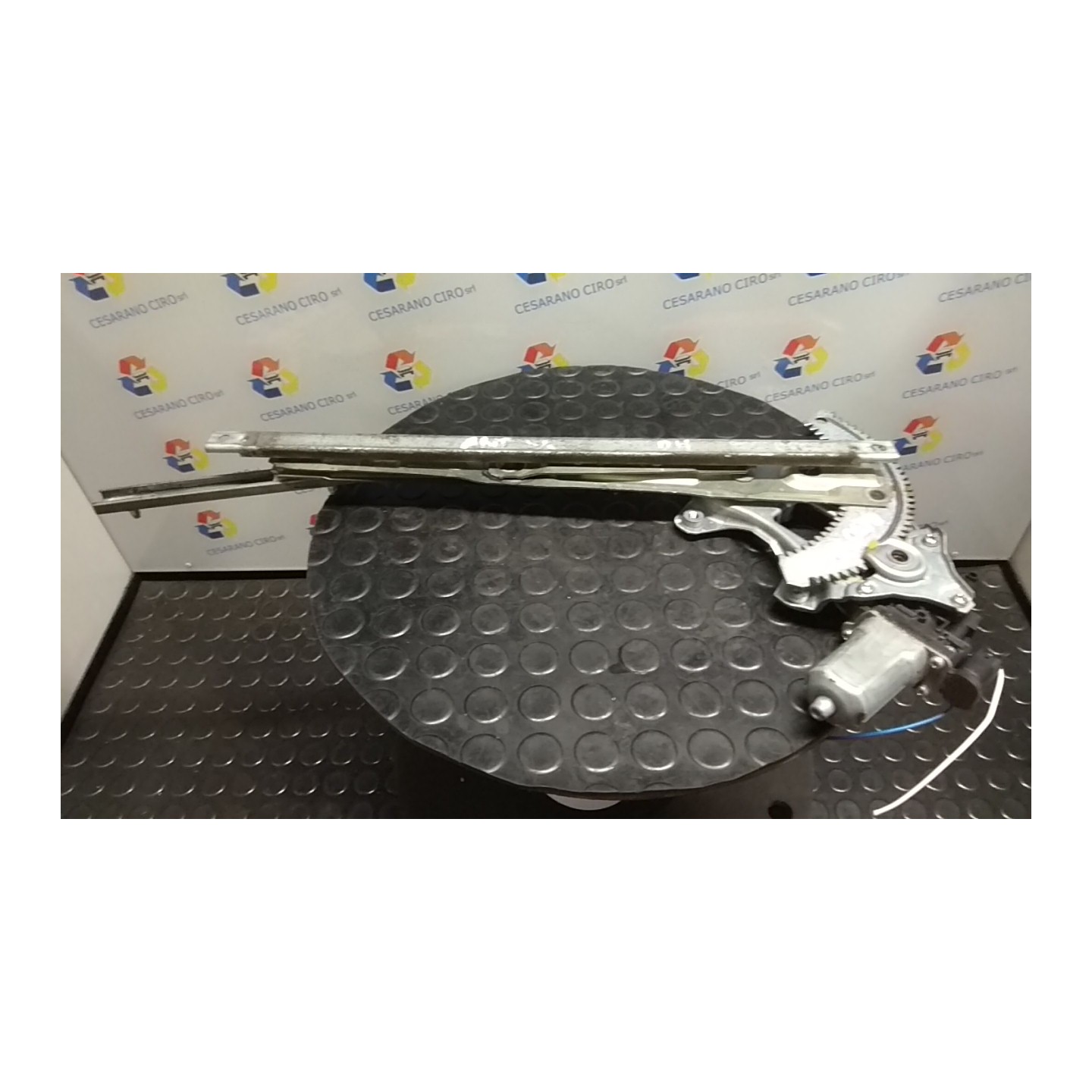 ALZACRISTALLO ELETTR. PORTA ANT. SX. 046 DAIHATSU SIRION 2A SERIE (01/05-) 1KR 69802B1010