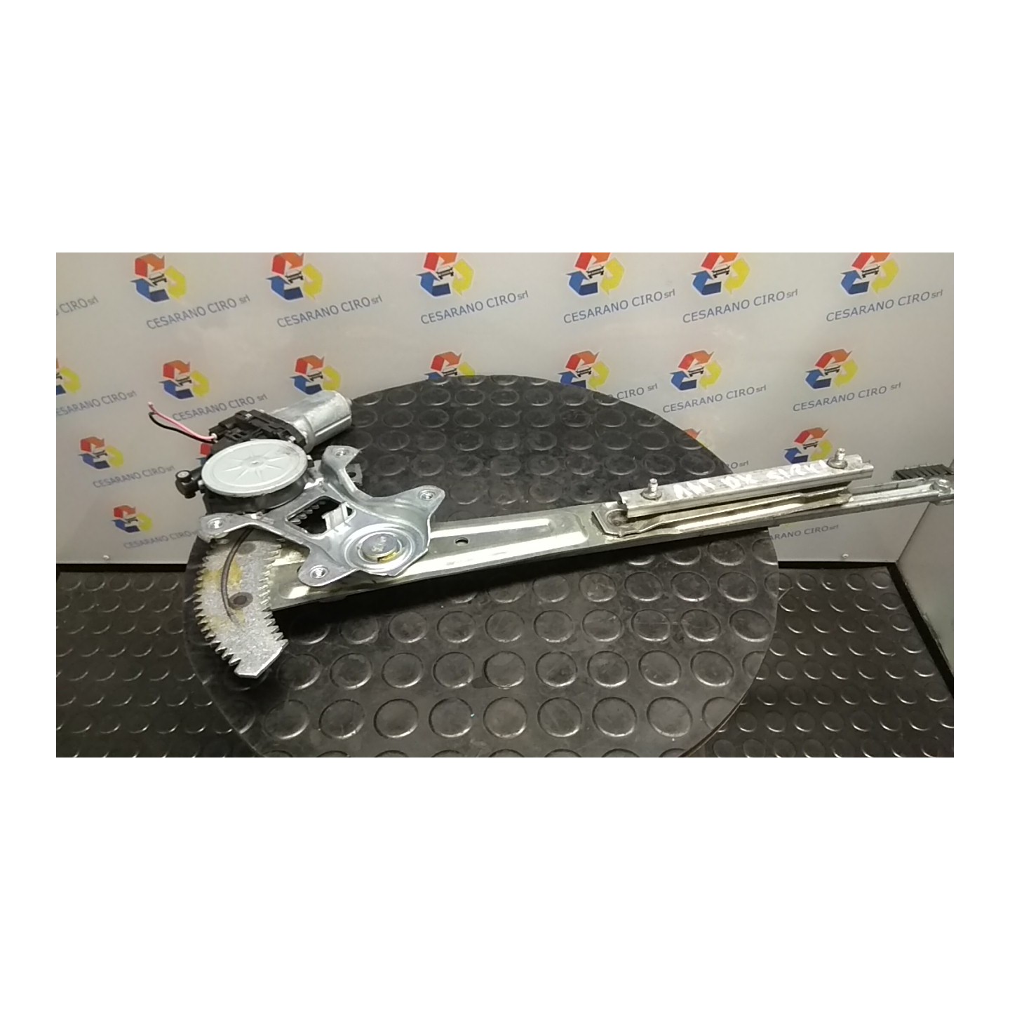 ALZACRISTALLO ELETTR. PORTA ANT. DX. 047 DAIHATSU SIRION 2A SERIE (01/05-) 1KR 69801B1010