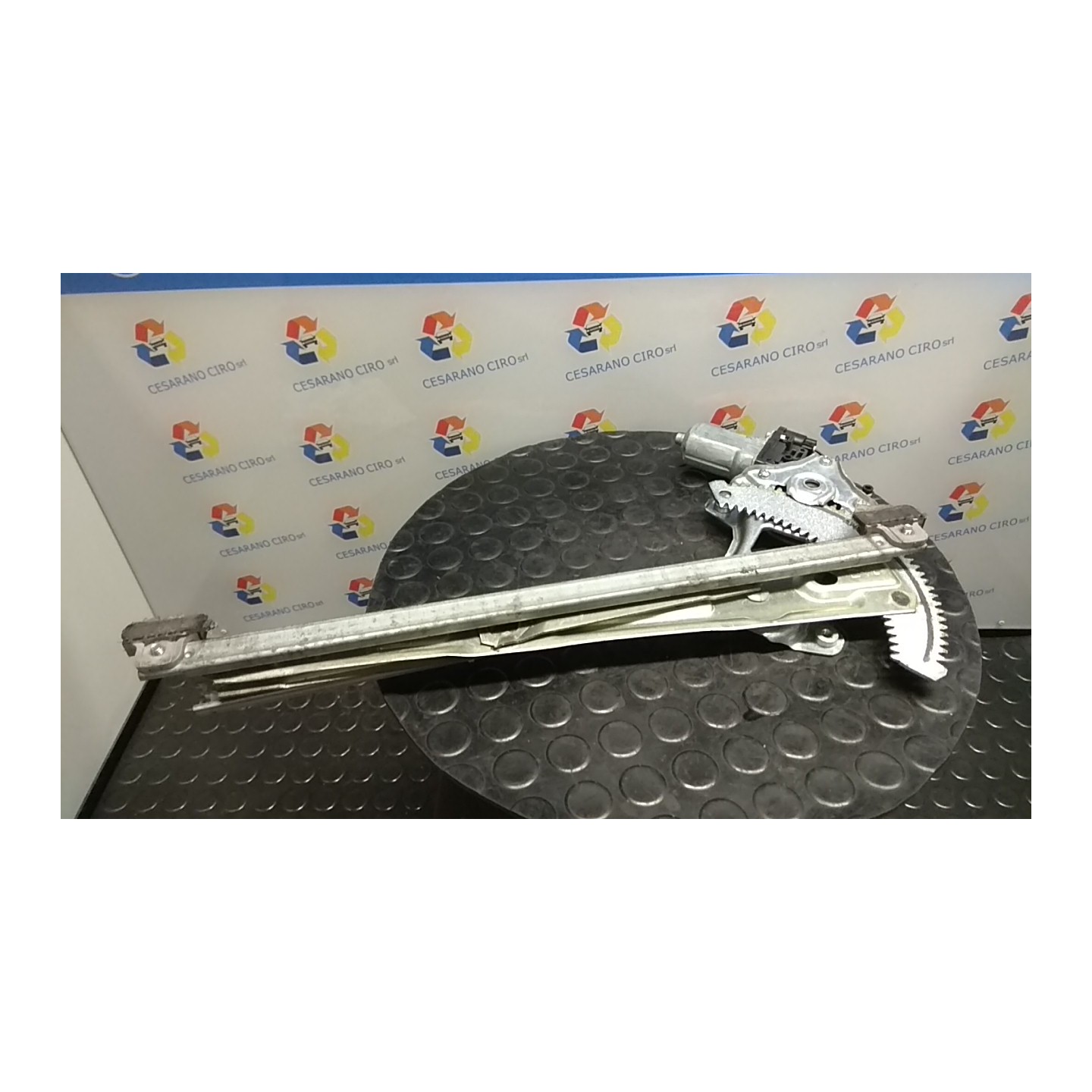 ALZACRISTALLO ELETTR. PORTA ANT. DX. 047 DAIHATSU SIRION 2A SERIE (01/05-) 1KR 69801B1010